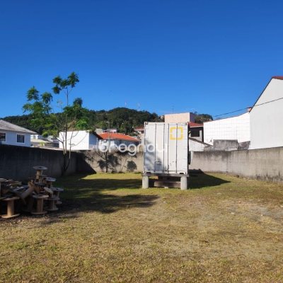 Terreno com 724m², no bairro Fazenda Santo Antônio em São José