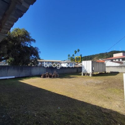 Terreno com 724m², no bairro Fazenda Santo Antônio em São José