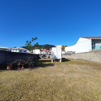 Terreno com 724m², no bairro Fazenda Santo Antônio em São José