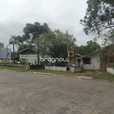 Terreno com 1850m², no bairro Carianos em Florianópolis