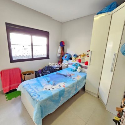 Casa com 160m², 3 quartos (sendo 1 suíte), 2 garagens, no bairro Barreiros em São José