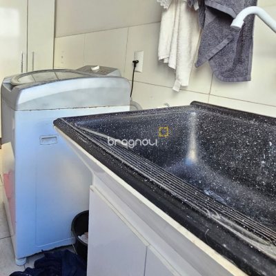 Casa com 160m², 3 quartos (sendo 1 suíte), 2 garagens, no bairro Barreiros em São José