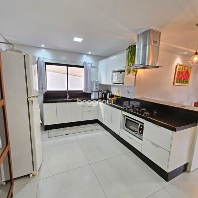 Casa com 160m², 3 quartos (sendo 1 suíte), 2 garagens, no bairro Barreiros em São José