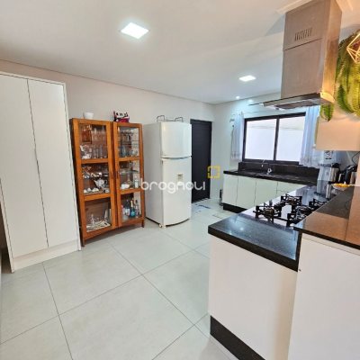 Casa com 160m², 3 quartos (sendo 1 suíte), 2 garagens, no bairro Barreiros em São José