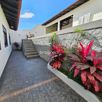 Casa com 160m², 3 quartos (sendo 1 suíte), 2 garagens, no bairro Barreiros em São José
