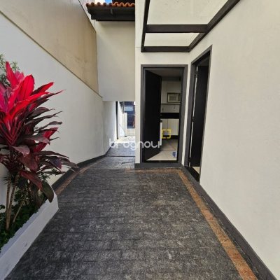 Casa com 160m², 3 quartos (sendo 1 suíte), 2 garagens, no bairro Barreiros em São José