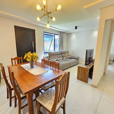 Casa com 160m², 3 quartos (sendo 1 suíte), 2 garagens, no bairro Barreiros em São José