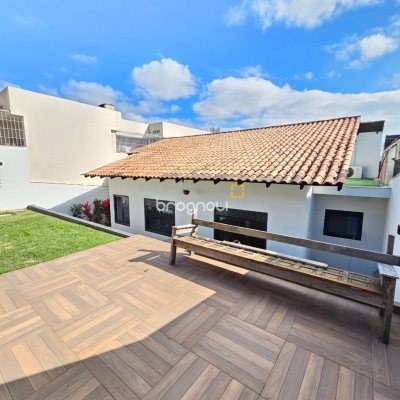 Casa com 160m², 3 quartos (sendo 1 suíte), 2 garagens, no bairro Barreiros em São José