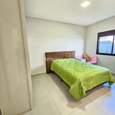 Casa com 160m², 3 quartos (sendo 1 suíte), 2 garagens, no bairro Barreiros em São José