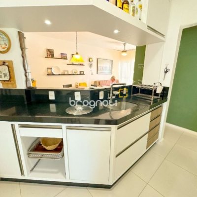 Apartamento com 76m², 2 quartos (sendo 1 suíte), 2 garagens, no bairro Praia Brava em Florianópolis