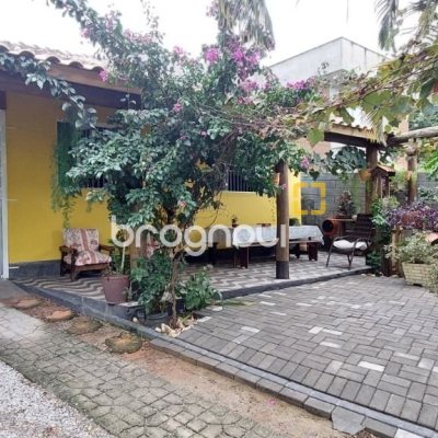 Casa com 90m², 4 quartos, 2 garagens, no bairro Rio Vermelho em Florianópolis