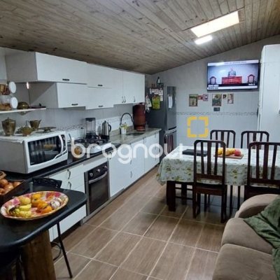 Casa com 90m², 4 quartos, 2 garagens, no bairro Rio Vermelho em Florianópolis