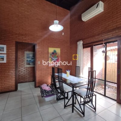 Casa com 188m², 5 quartos (sendo 1 suíte), 3 garagens, no bairro Ingleses em Florianópolis