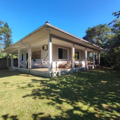 Casa com 110m², 3 quartos, 2 garagens, no bairro Enseada de Brito em Palhoça