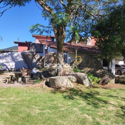 Casa com 110m², 3 quartos, 2 garagens, no bairro Enseada de Brito em Palhoça