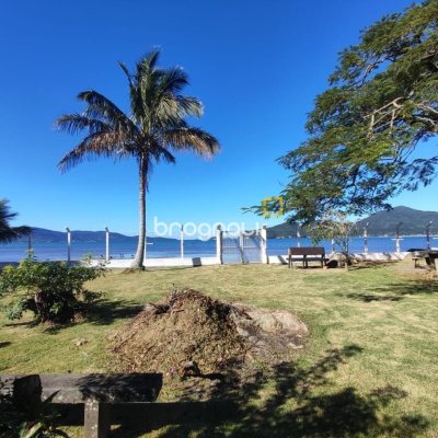 Casa com 110m², 3 quartos, 2 garagens, no bairro Enseada de Brito em Palhoça