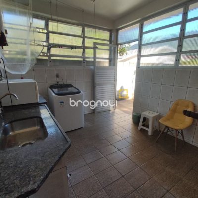 Casa com 110m², 3 quartos, 2 garagens, no bairro Enseada de Brito em Palhoça