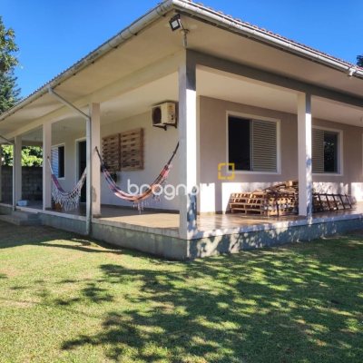 Casa com 110m², 3 quartos, 2 garagens, no bairro Enseada de Brito em Palhoça