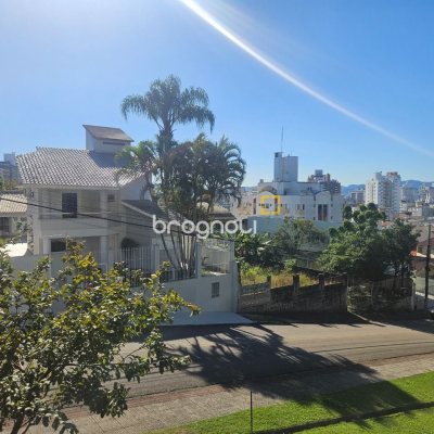 Casa com 350m², 4 quartos (sendo 3 suítes), 2 garagens, no bairro Canto em Florianópolis