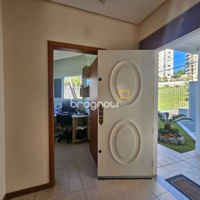 Casa com 350m², 4 quartos (sendo 3 suítes), 2 garagens, no bairro Canto em Florianópolis