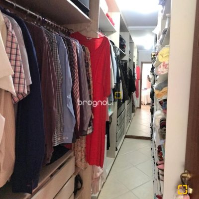 Casa com 350m², 4 quartos (sendo 3 suítes), 2 garagens, no bairro Canto em Florianópolis