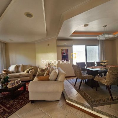 Casa com 350m², 4 quartos (sendo 3 suítes), 2 garagens, no bairro Canto em Florianópolis