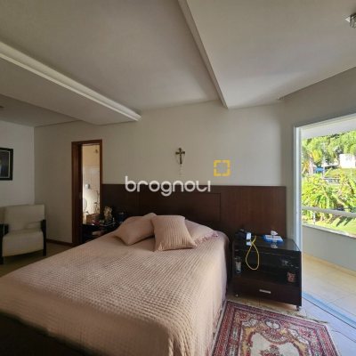 Casa com 350m², 4 quartos (sendo 3 suítes), 2 garagens, no bairro Canto em Florianópolis