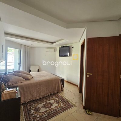 Casa com 350m², 4 quartos (sendo 3 suítes), 2 garagens, no bairro Canto em Florianópolis