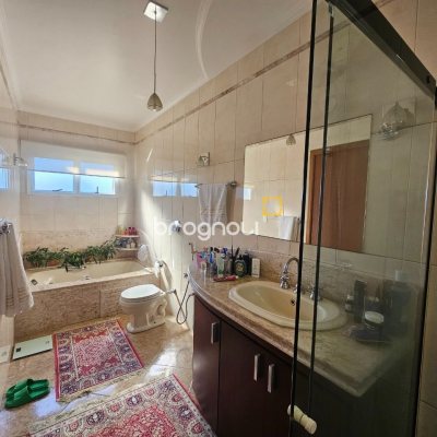 Casa com 350m², 4 quartos (sendo 3 suítes), 2 garagens, no bairro Canto em Florianópolis