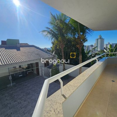 Casa com 350m², 4 quartos (sendo 3 suítes), 2 garagens, no bairro Canto em Florianópolis