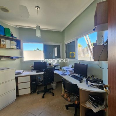 Casa com 350m², 4 quartos (sendo 3 suítes), 2 garagens, no bairro Canto em Florianópolis