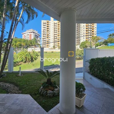 Casa com 350m², 4 quartos (sendo 3 suítes), 2 garagens, no bairro Canto em Florianópolis