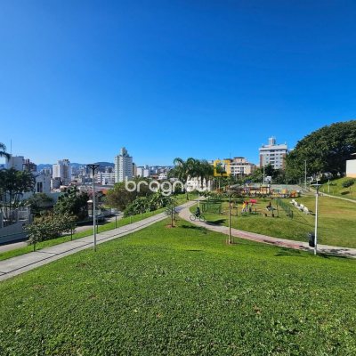 Casa com 350m², 4 quartos (sendo 3 suítes), 2 garagens, no bairro Canto em Florianópolis