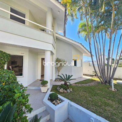 Casa com 350m², 4 quartos (sendo 3 suítes), 2 garagens, no bairro Canto em Florianópolis