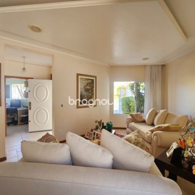 Casa com 350m², 4 quartos (sendo 3 suítes), 2 garagens, no bairro Canto em Florianópolis
