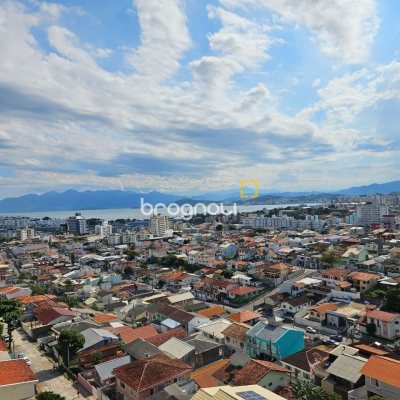 Cobertura com 170m², 3 quartos (sendo 3 suítes), 2 garagens, no bairro Estreito em Florianópolis