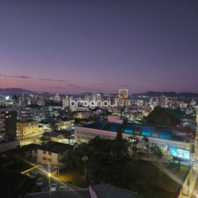 Cobertura com 170m², 3 quartos (sendo 3 suítes), 2 garagens, no bairro Estreito em Florianópolis