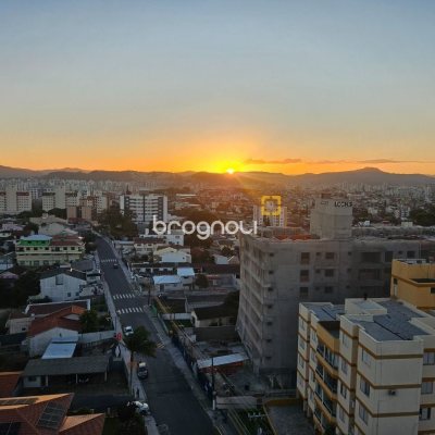 Cobertura com 170m², 3 quartos (sendo 3 suítes), 2 garagens, no bairro Estreito em Florianópolis