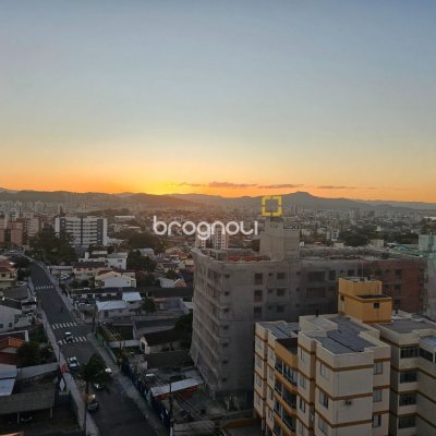Cobertura com 170m², 3 quartos (sendo 3 suítes), 2 garagens, no bairro Estreito em Florianópolis