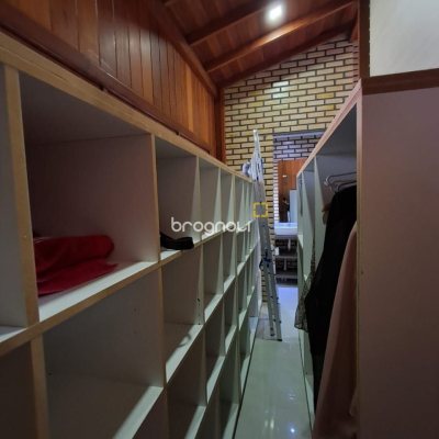 Casa com 75m², 3 quartos (sendo 1 suíte), 4 garagens, no bairro Ingleses do Rio Vermelho em Florianópolis