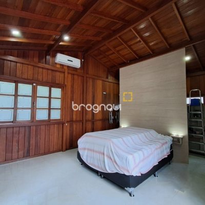 Casa com 75m², 3 quartos (sendo 1 suíte), 4 garagens, no bairro Ingleses do Rio Vermelho em Florianópolis