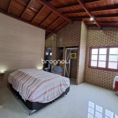 Casa com 75m², 3 quartos (sendo 1 suíte), 4 garagens, no bairro Ingleses do Rio Vermelho em Florianópolis