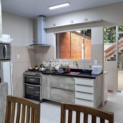 Casa com 75m², 3 quartos (sendo 1 suíte), 4 garagens, no bairro Ingleses do Rio Vermelho em Florianópolis