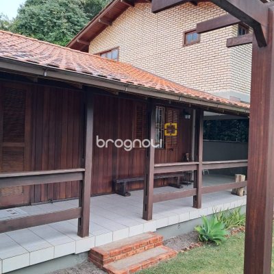 Casa com 75m², 3 quartos (sendo 1 suíte), 4 garagens, no bairro Ingleses do Rio Vermelho em Florianópolis