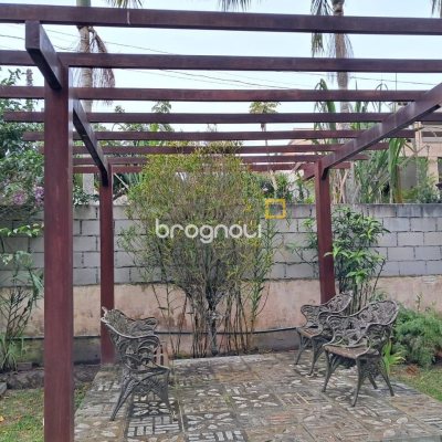 Casa com 75m², 3 quartos (sendo 1 suíte), 4 garagens, no bairro Ingleses do Rio Vermelho em Florianópolis