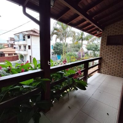 Casa com 75m², 3 quartos (sendo 1 suíte), 4 garagens, no bairro Ingleses do Rio Vermelho em Florianópolis