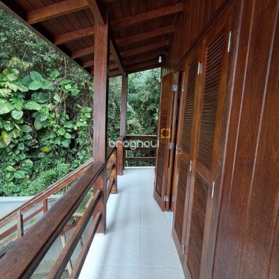 Casa com 75m², 3 quartos (sendo 1 suíte), 4 garagens, no bairro Ingleses do Rio Vermelho em Florianópolis