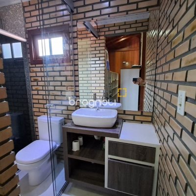 Casa com 75m², 3 quartos (sendo 1 suíte), 4 garagens, no bairro Ingleses do Rio Vermelho em Florianópolis