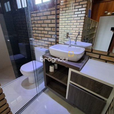 Casa com 75m², 3 quartos (sendo 1 suíte), 4 garagens, no bairro Ingleses do Rio Vermelho em Florianópolis