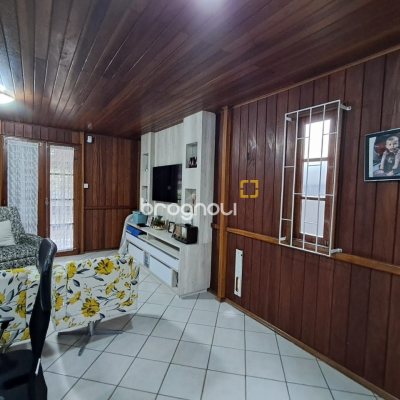 Casa com 75m², 3 quartos (sendo 1 suíte), 4 garagens, no bairro Ingleses do Rio Vermelho em Florianópolis